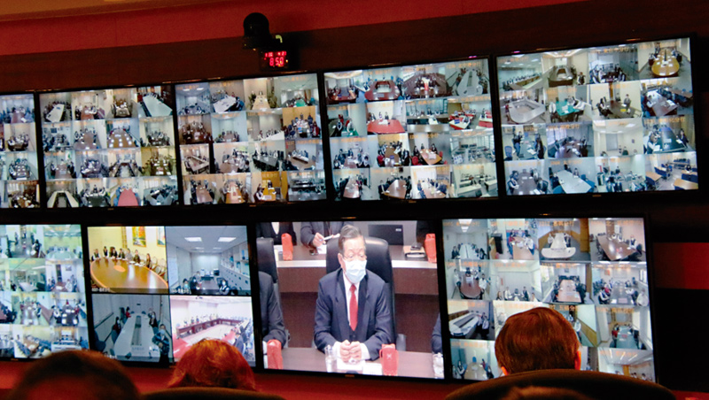 疫情期間，兆豐銀總經理蔡永義（中）在總行4樓視訊會議室開會，4週內他已主持了近10場的防疫會議。